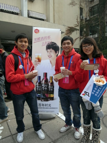 베이징대 국제문화제 행사에서 비빔밥과 샘표 백년동안을 맛보는 학생들