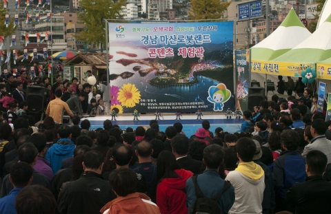 로봇 아이돌 그룹 로봇 원정대가 경남 마산로봇랜드 콘텐츠 체험관에서 공연을 하고 있다