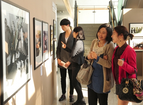 31일 오전 서울 광진구 화양동 건국대 동물생명과학대학 1층 로비에서 열린  &#039;대한민국 현대화의 주역 아산 정주영 10주기 추모 사진전&#039;에서 학생들이 아산 정주영 명예회장의 생애와 업적을 담은 사진작품을 보고 있다. 이번 전는 우리나라의 미래를 이끌어갈 젊은 지성인 대학생들에게 대한민국 현대화의 주역 아산 정주영 명예회장의 생애, 업적, 기업가 정신을 알려 꿈과 희망, 도전정신을 일깨우고자 마련됐으며 11월4일까지 계속된다.