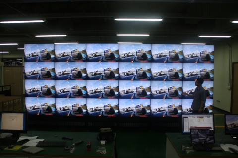 ViewFlex를 이용하여 대형비디오월(46 inch LFD 24대)에 전시하는 모습 (3)