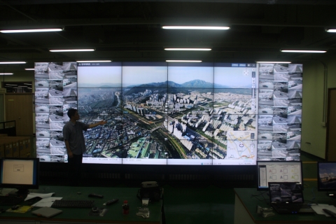 ViewFlex를 이용하여 대형비디오월(46 inch LFD 24대)에 전시하는 모습 (1)