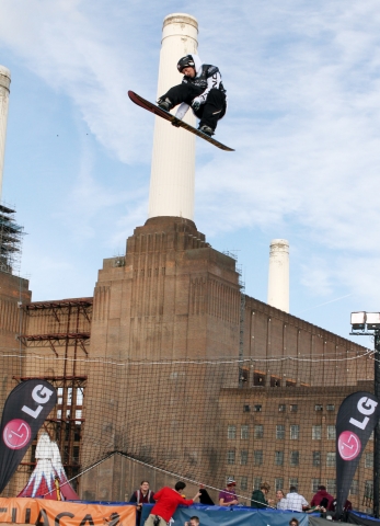 지난 29일 영국 런던 문화의 상징 &#039;배터시 발전소(Battersea Power Station)&#039;에서 펼쳐진 2011~2012 시즌 &#039;LG 스노보드 월드컵&#039; 대회에서 우승한 핀란드의 얀느 콜피(Janne Korpi)가 힘차게 날아오르는 장면