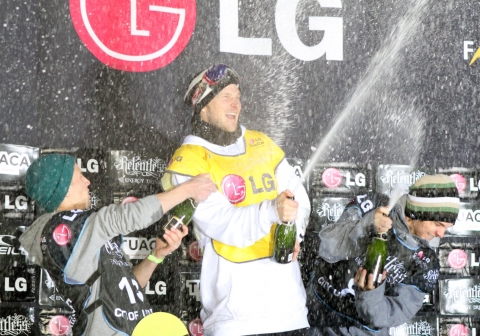 지난 29일 영국 런던 문화의 상징 &#039;배터시 발전소(Battersea Power Station)&#039;에서 펼쳐진 2011~2012 시즌 &#039;LG 스노보드 월드컵&#039; 대회 시상식 장면. 왼쪽부터 네덜란드의 요리스 아월켈크(Joris Ouwerkerk, 3위), 핀란드의 얀느 콜피(Janne Korpi, 1위), 벨기에의 세피 스미츠(Seppe Smits, 2위).