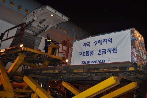 대한항공은 홍수로 큰 피해를 입은 태국 이재민들에게 생수 5만4000리터(1.5리터 3만6000병)와 컵라면 6만개(30개들이 2000박스) 등 약 60톤 규모의 구호품을 긴급 지원한다. 인천국제공항 계류장에서 31일 오후 7시 5분 방콕행 KE653편 여객기에 구호품을 탑재하고 있다.