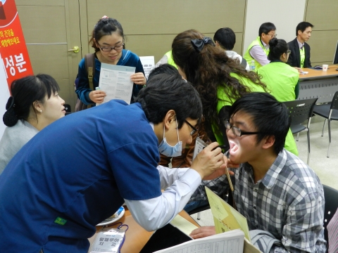 동명대학교가 1일 실시한 외국인유학생건강체험 장면1