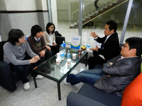 3일 동명대 취업박람회에서 기업관계자와의 화기애애한 멘토링장면2