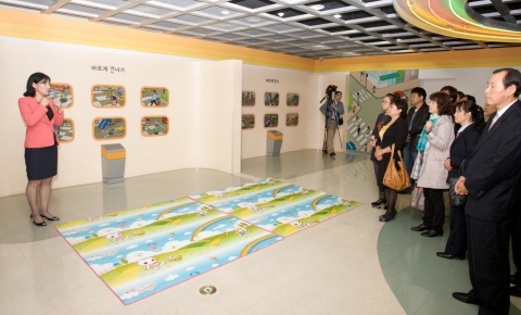 공단에 방문한 지역주민 및 유관기관 관계자들이 어린이교통안전홍보관을 관람하고 있다.