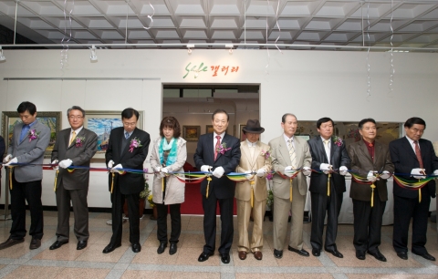 Safe 갤러리 오픈 기념 행사에 참석한 주상용 도로교통공단 이사장(가운데)