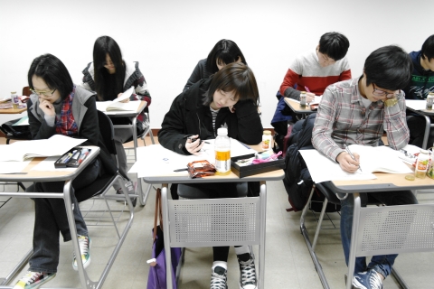 신우성논술학원 자연계 과학논술 수업 장면.