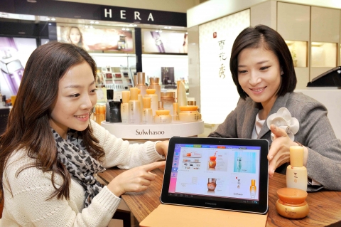 갤럭시탭 10.1을 활용해서 고객에게 제품 설명을 실시하는 컷