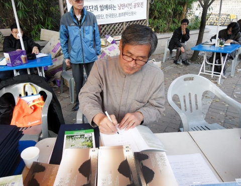 제1회 대한민국 커피축제 &#039;한국문단과 함께하는 낭만시인 공모전&#039;에서 진행되는 한국문단 작가사인회 현장 모습
