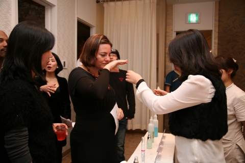 외국인 방문객들이 탈라 코스메틱 테라피센터에서 외국인전용 프로그램과 화장품을 살펴보고 있다. &lt;사진제공=bi&gt;