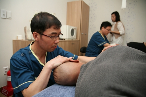 외국인 방문객들이 탈라 코스메틱 테라피센터에서 외국인 전용프로그램으로 개발된 마사지 서비스를 받고 있다. &lt;사진제공=bi&gt;