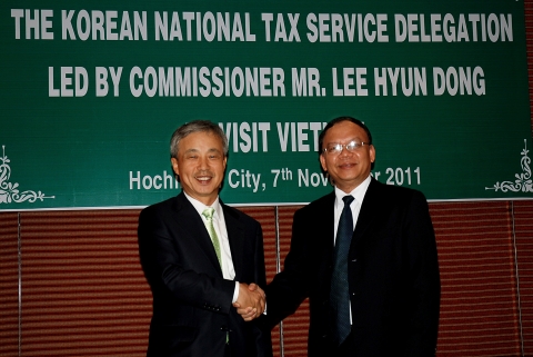 이현동 국세청장(왼쪽)은 2011.11.7(월) 베트남 호치민에서 부이 반 남(BUI Van Nam) 베트남 국세청장과 제9차 한ㆍ베트남 국세청장 회의에 앞서 기념촬영을 하고 있다.