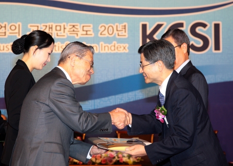 한국능률협회컨설팅이 주관하는‘한국산업의 고객만족도(KCSI) 20주년 기념식 및 1위 기업 인증 수여식&#039;이 8일 서울 그랜드힐튼 컨벤션센터에서 열려 우정사업본부 김명룡 본부장(오른쪽)이 송자 총괄리더스클럽위원장(왼쪽)으로 부터 &#039;CS공헌상‘을 수상하고 있다.
