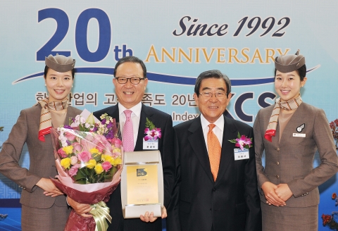 8일 서울 그랜드힐튼 컨벤션센터에서 열린 ‘2011 한국산업의 고객만족도(KCSI) 20주년 기념식 및 1위 기업인증 수여식’에서  윤영두 아시아나항공 사장(좌측 두번째)이 이봉서 한국능률협회(KMA) 회장(좌측 세번째)으로부터 공헌패를 받은 후 아시아나 승무원들과 기념촬영을 하고 있다.