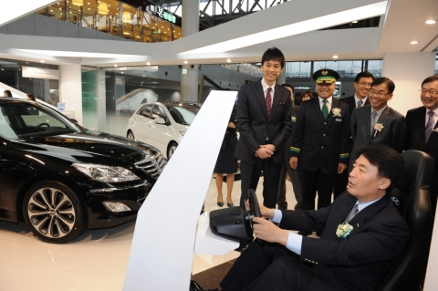 홍보관 내 배치된 운전체험 시뮬레이터를 작동하고 있는 강해신 코레일 부산경남본부장.