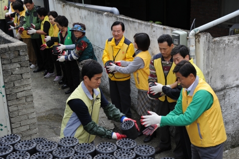 강운태 광주시장, 사랑의 연탄 배달 봉사활동 펼쳐