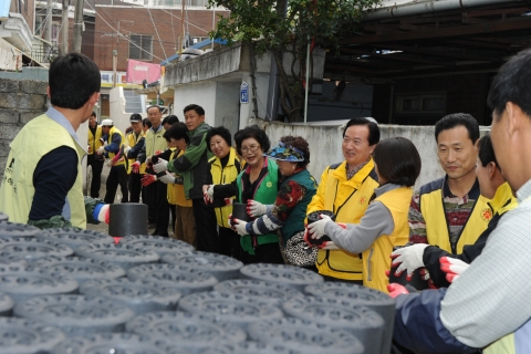 강운태 광주시장, 사랑의 연탄 배달 봉사활동 펼쳐