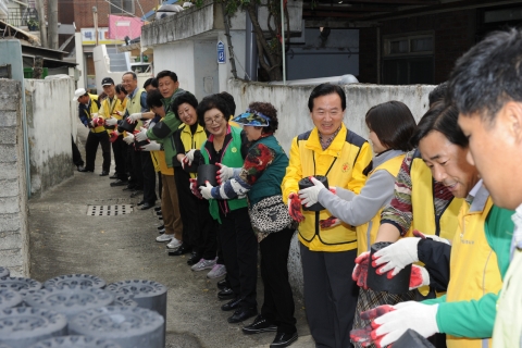 강운태 광주시장, 사랑의 연탄 배달 봉사활동 펼쳐