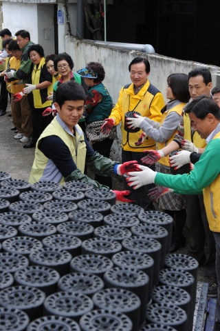 강운태 광주시장, 사랑의 연탄 배달 봉사활동 펼쳐