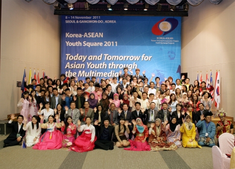 1. 한국청소년단체협의회(회장 차광선)가 주최하고 외교통상부, 동남아국가연합(ASEAN)이 후원하는 2011 한아세안 청소년 스퀘어가 11월 8일부터 14일까지 열리는 가운데, 8일 국제청소년센터 유스호스텔(강서구 방화동)에서 한국과 아세안 10개국 참가 청소년들이 개막식후 기념촬영을 하고 있다.