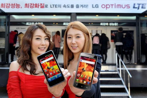 LG전자 '옵티머스 LTE 이동체험관' 에서 모델들이 
