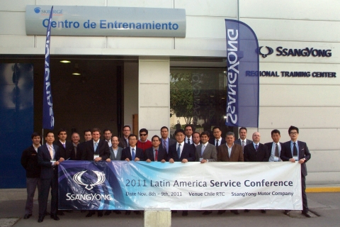 쌍용자동차가 칠레 산티아고에서 첫 번째 해외 서비스 컨퍼런스를 개최하고 현지 네트워크와 해외 서비스 역량 강화 방안을 논의했다. 해외서비스담당 이종대 상무(앞줄 오른쪽 여섯 번째)