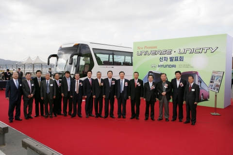 현대자동차(회장 정몽구)는 9일(수) 서울 한강시민공원 잠원지구에 위치한 선상 연회장 ‘프라디아’에서 버스업체 사장단 및 주요 고객 등 100여 명이 참석한 가운데 ‘뉴프리미엄 유