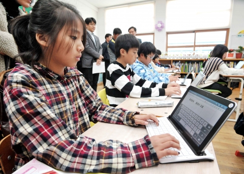갤럭시탭 10.1을 통해 학습중인 학생들