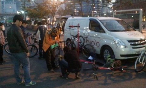 바이클로 이동 정비팀이 서울역 광장에서 녹색자전거열차 참가자 대상으로 무상점검 서비스를 진행하고 있다.