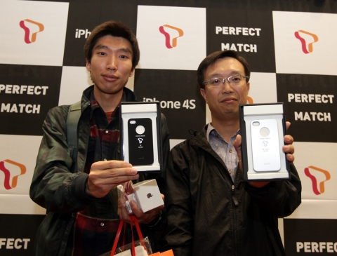 11일 0시 SK텔레콤 본사에서 열린 아이폰4S 국내 최초 개통 행사에서, 1호 가입자 이재광(31세, 사진 왼쪽)씨와 2호 가입자 이 천(40세)씨가 개통한 아이폰4S와 1, 2