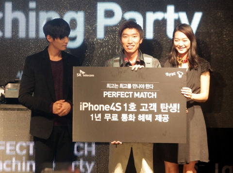 SK텔레콤은 아이폰4S 국내 최초 개통 행사에서 1호 가입자 이재광(31세, 사진4)씨와 2호 가입자 이 천(40세, 사진5)씨에게 1년간 올인원 54 요금제를 무료로 이용할 수 