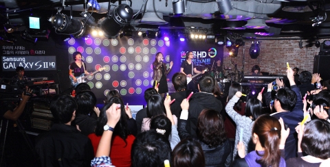삼성전자가 갤럭시SⅡ HD의 출시를 기념하며 개최한 ‘색(色)다른 HD 모바일 콘서트’에서 가수 겸 배우 탁재훈의 진행과 마이티마우스, 김조한, 진보라, 브라운 아이드 걸스, 자우