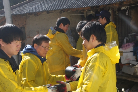 군산대 황룡봉사단, 옥서면 일대에서 ‘사랑의 연탄봉사’ 실시