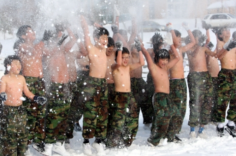 &#039;동 장군아 물럿거라~&#039; 지난 1월, 겨울방학에 해병대 캠프에 참가한 초중학생들이 설원에서 화이팅을 외치고 있다.