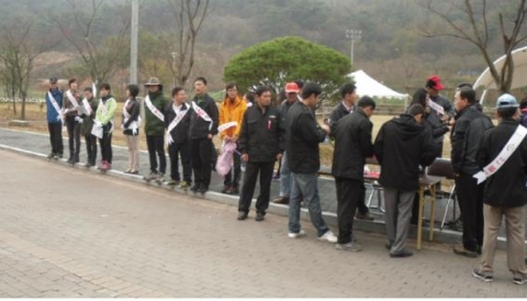 영광군은 지난 12일 불갑산에서 유관기관과 함께 가을철 산불조심 캠페인을 벌였다