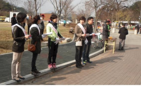 영광군은 지난 12일 불갑산에서 유관기관과 함께 가을철 산불조심 캠페인을 벌였다