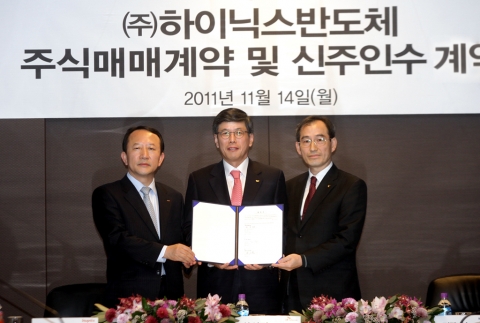 SK텔레콤은 14일 오후, 채권단과 하이닉스반도체 경영진이 참석한 가운데 하이닉스반도체 인수를 위한 지분인수계약 조인식을 가졌다. SK텔레콤은 이날 구주 6.4%, 신주 14.7% 등 총 21.1%의 하이닉스반도체 지분인수를 위한 계약을 체결했다. (사진 왼쪽부터) 하이닉스반도체 권오철 사장, SK텔레콤 하성민 사장, 외환은행 김효상 여신본부 본부장이 지분인수계약 체결 후 기념 촬영을 하고 있다.