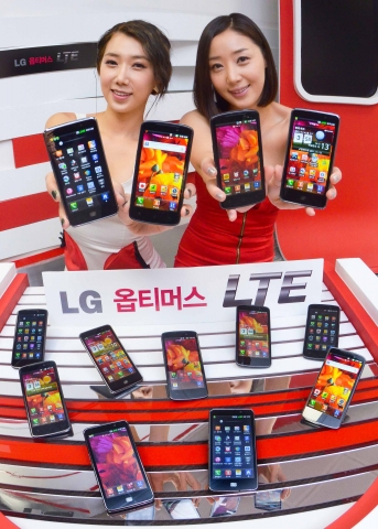 LG전자 모델들이 &#039;옵티머스 LTE&#039; 를 들고 포즈를 취하고 있다.