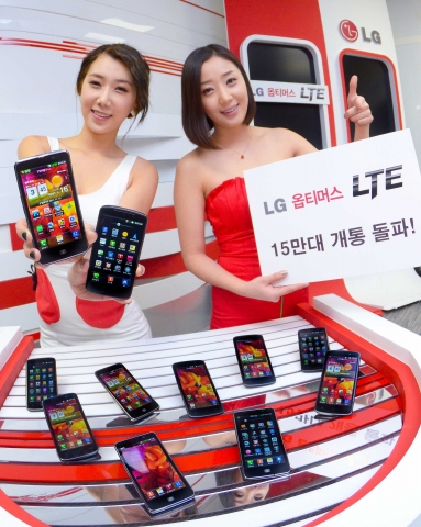 LG전자 모델들이 &#039;옵티머스 LTE&#039; 를 들고 포즈를 취하고 있다.