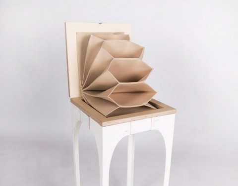 브라운 핸즈(Brown Hands) 젊은 작가들의 이색 가구 전시회 출품작 제목-     8 Pocket folding table 사이즈- 370*370*720  재료-     나무, 펠트, 알루미늄 이름 -    김나연