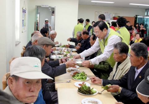영광군은 지난 11일 동절기를 맞아 영광군 노인복지회관, 몸이 불편한 독거노인, 장애인 등 소외계층을 찾아가 봉사활동을 전개했다.