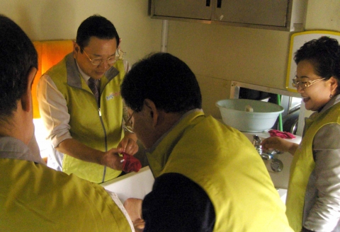 영광군은 지난 11일 동절기를 맞아 영광군 노인복지회관, 몸이 불편한 독거노인, 장애인 등 소외계층을 찾아가 봉사활동을 전개했다.