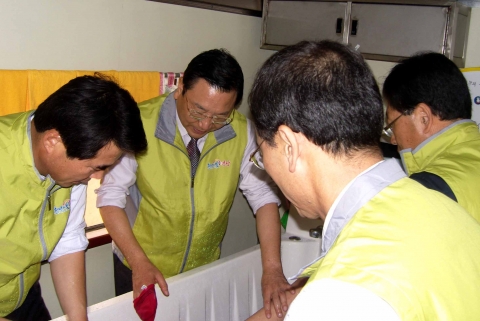 영광군은 지난 11일 동절기를 맞아 영광군 노인복지회관, 몸이 불편한 독거노인, 장애인 등 소외계층을 찾아가 봉사활동을 전개했다.