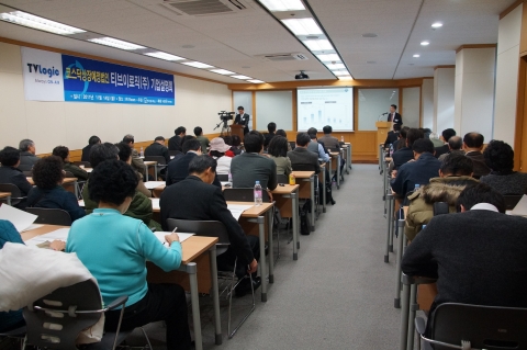 티브이로직 이경국 대표가 14일, 여의도 한국거래소 별관 2층 IR룸에서 열린 기업설명회에서 기관 투자자를 대상으로 프레젠테이션을 하고 있다.
