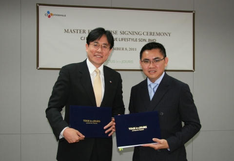 CJ푸드빌과 엠파이어 그룹 양사 관계자들이 계약을 체결하고 함께 포즈를 취하고 있다. 왼쪽부터 김의열 CJ푸드빌 대표이사, 다토 션 엠파이어 그룹 CEO