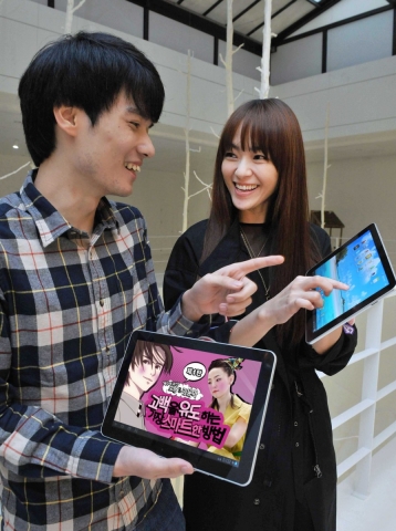 탭툰 ‘고백을 유도하는 가장 스마트한 방법’을 제작한 호랑 작가와 자우림의 김윤아