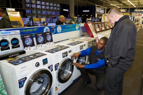 영국 런던의 뉴멜든에 있는 가전유통매장 커리스에서 고객이 삼성전자 버블 드럼 세탁기를 살펴보고 있다.