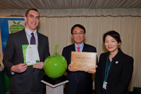 삼성전자 임직원들이 영국 그린애플 어워드를 수상후 상패를 들어보이고 있다.
(좌로부터 케빈 콘시딘 과장, 김형근 상무, 정유진 부장)